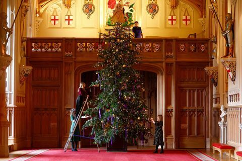 weihnachtsbaum in der st. george's hall auf schloss windsor