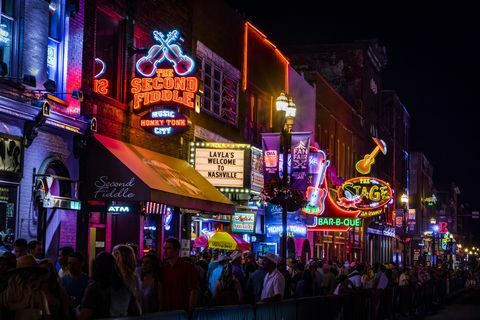 Leuchtreklamen am Lower Broadway (Nashville) bei Nacht