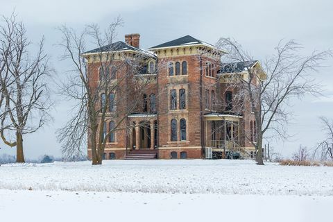 Duncan Manor, im Besitz von Randi Dave Howell, wie auf den billigen alten Häusern von Hgtv mit den Gastgebern Elizabeth und Ethan. zu sehen ist