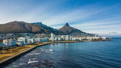 Kapküste mit Signal Hill, Lion's Head und Tafelberg.