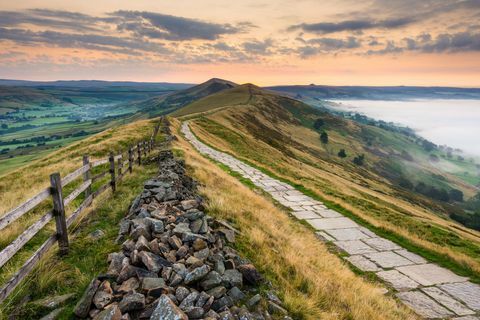 < p> Es gibt kürzere Routen den Mam Tor hinauf, aber diese vierstündige Wanderung in den Peaks führt über den Great Ridge, der die Vales of Edale und Castleton trennt.< span class=" redactor-invisible-space" data-verified=" redactor" data-redactor-tag=" span" data-redactor-class=" redactor-invisible-space"> </span></p>< p>< span class =" redactor-invisible-space" data-verified=" redactor" data-redactor-tag=" span" data-redactor-class=" redactor-invisible-space">< strong data-redactor-tag=" strong" data-verified=" redactor">< a href=" https://osmaps.ordnancesurvey.co.uk/route/1681370/OS-Recommended-ITV-100-Favourite-Walks-Mam-Tor" target=" _blank" data-tracking-id=" recirc-text-link"> Route ansehen</a></strong></span></p>