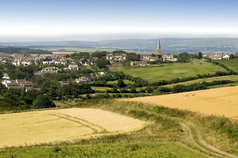 Blick über die Landschaft von Devon mit Feldern und Ackerland