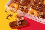 Krispy Kreme hat gerade drei Twix-Donuts vorgestellt, und einer ist mit einem Schokoriegel in voller Größe gefüllt