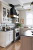Stoffer Home Cabinetry bietet maßgeschneiderte Küchen im englischen Stil à la carte an