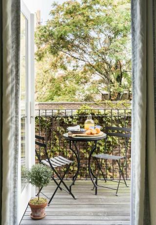 Terrasse, Gartenmöbel, schwarzer Tisch und Stühle