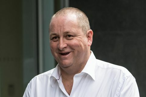 Mike Ashley, Chef von Sports Direct, besucht das High Court wegen angeblichen 15-Millionen-Pfund-Bankgeschäfts