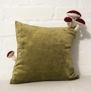 Fungimaa Green Pillow mit Pilzen aus rotem Wildleder