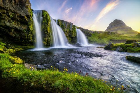 Kirkjufell bei Sonnenaufgang im Sommer