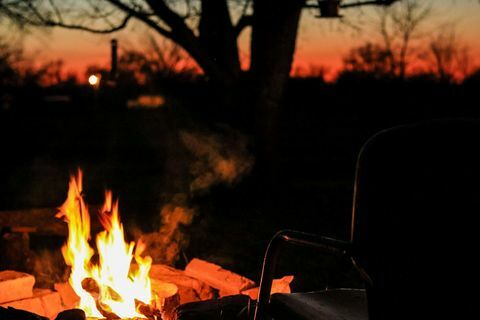 Feuerstelle und Stuhl in einem Garten