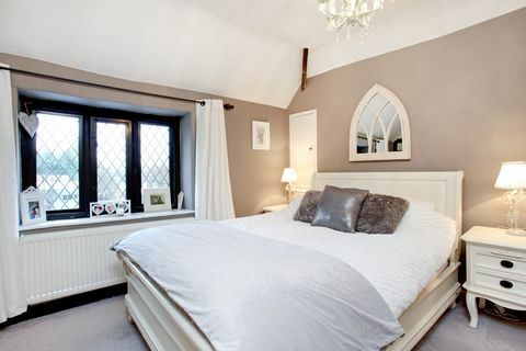 Tower Cottage - Surrey - Schlafzimmer - Fine & Country