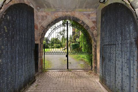 Das historische Schloss steht zum Verkauf in Stoke on Trent