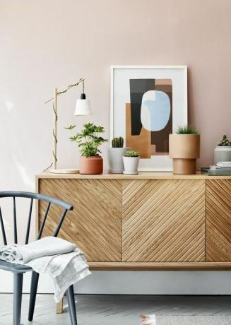 Wohnzimmer-Sideboard mit kleinen Zimmerpflanzen