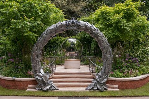 Der CWGC-Jubiläumsgarten. Entworfen von: David Domoney. Gefördert von: Commonwealth War Graves Commission. RHS Chelsea Flower Show 2017