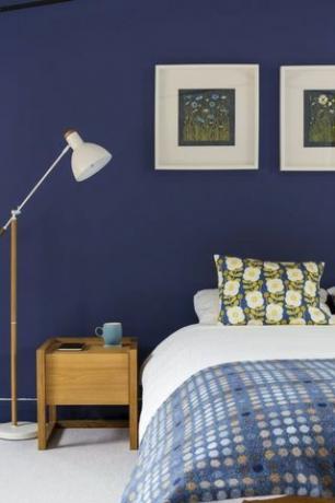 Modernes Schlafzimmerdesign mit hellen mutigen Farben
