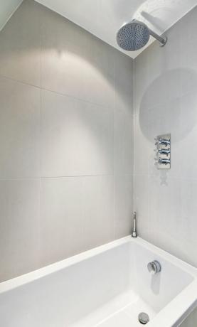 Moderne Badewanne mit Dusche