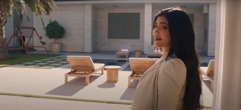 Kylie Jenner hat einen Pool mitten in ihrer Villa in Los Angeles, wie in ihrem 73-Fragen-Video für die Mode zu sehen ist