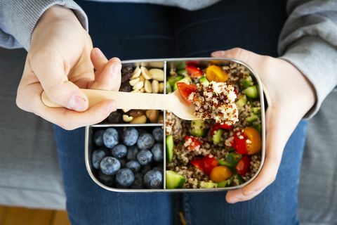 Lunchbox mit Quinoasalat mit Tomaten-Gurken-Blue Berry-Trail-Mix