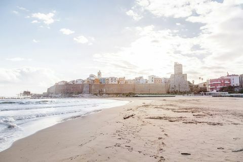 Italien, Molise, Termoli, alte Stadt mit Castello Svevo, Ansicht vom Strand