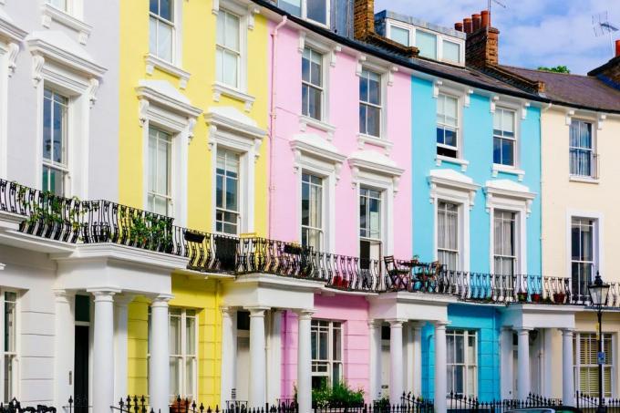 Mehrfarbige lebendige Häuser in der Nachbarschaft von Primrose Hill, London, Großbritannien