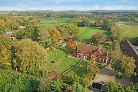 Wall House: Haus aus dem 15. Jahrhundert mit Pool und ummauertem Garten zum Verkauf in Windsor