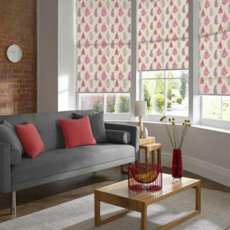 Avery Blush Curtains und Trel Oyster Roman Blinds