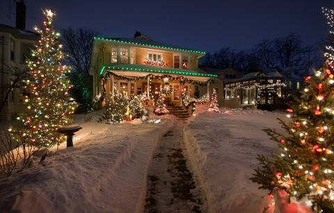 Altes historisches Haus mit Weihnachtslichtern