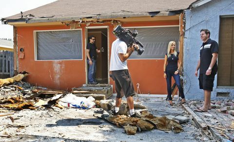 TV-Moderator Tarek El Moussa (rechts) und seine Frau Christina El Moussa (zweite von rechts) unterhalten sich während