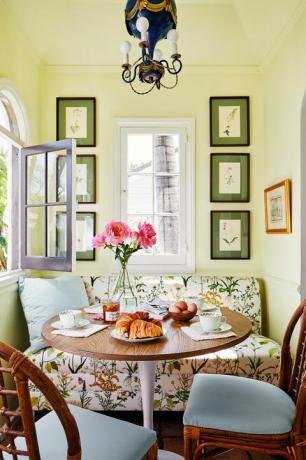 Kevin Isbell, Frühstücksecke, Tisch, Holzstühle, grün gestrichene Wände