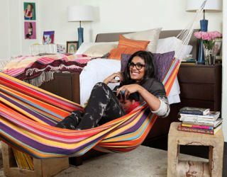 rachel roy auf ihrem gestreiften bett in ihrem zimmer mit einer hängematte