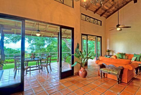 Mel Gibson - Costa Rica Dschungel Anwesen - Wohnzimmer - Christie's International Real Estate