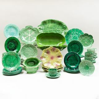 Zusammengestellte Gruppe von grün glasiertem Majolika-Geschirr