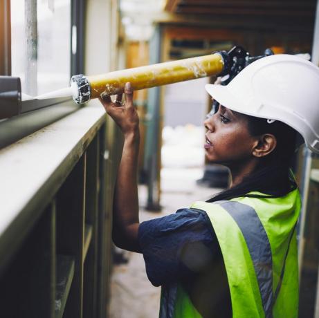 weiblicher Bauarbeiter auf der Baustelle