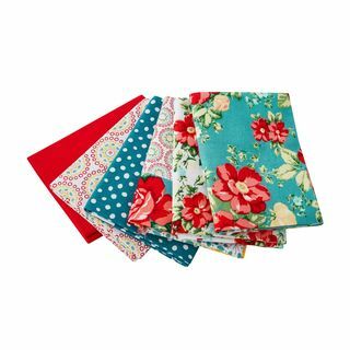 Das Fat Quarter Bundle aus Vintage-Blumenstoff von Pioneer Woman