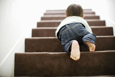 Baby steigt kriechend die Treppe hinauf