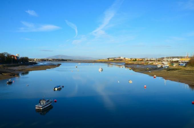 Boote liegen im seichten Wasser in Barrow in Furness festgemacht