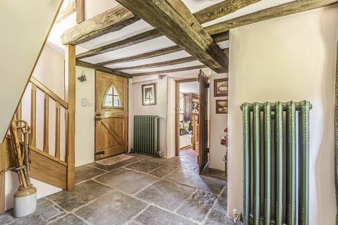 Ein schönes Haus aus der Zeit mit herrlichen Gärten und einem Ruderteich steht in East Hampshire zum Verkauf