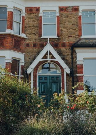 London, Großbritannien, 20. August 2020 Fassade eines traditionellen Reihenhauses in Crouch End, einem Gebiet im Norden Londons, das traditionell von Kreativen und Familien bevorzugt wird, Blick über das Grün