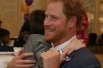 Entzückendes Kind trotzt Unfähigkeit, Prinz Harry zu umarmen
