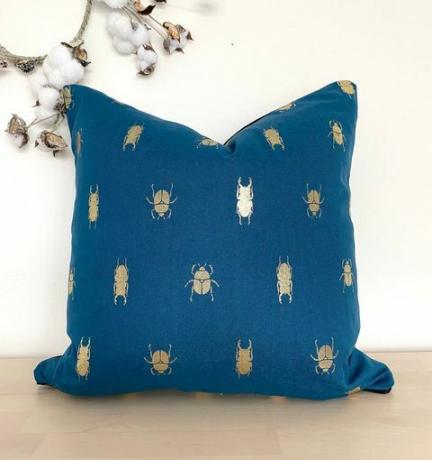 Insektenkissen in Marineblau von Etsy