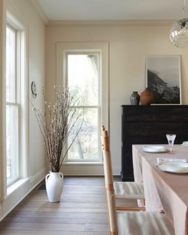 Esszimmer, rosa Tischdecke, weiße Vase, Esszimmerstuhl aus Holz, Kamin