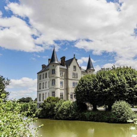 Blick auf das Schloss de la Motte Husson über den Burggraben