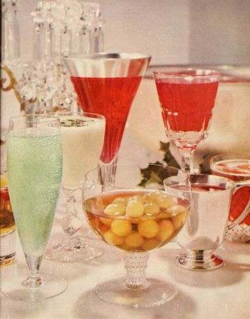 acht Cocktails auf einem Tisch