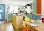 Diese mehrfarbige Küche ist eine Erinnerung daran, dass unsere Wohnräume funktional sein und Spaß machen können