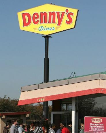 emeryville, ca februar 03 dennys Kunden warten in der Schlange, um ein kostenloses Frühstück am 3. Februar 2009 in emeryville, Kalifornien, zu erhalten Heute stehen wir bei Dennys in ganz Nordamerika für ein kostenloses Grand-Slam-Frühstück an, das zwischen 6.00 und 14.00 Uhr bei über 1.500 Dennys verschenkt wird Restaurants in den USA, Puerto Rico und Kanada Die Promotion wurde während eines Super Bowl Werbefotos von Justin Sullivangetty angekündigt Bilder