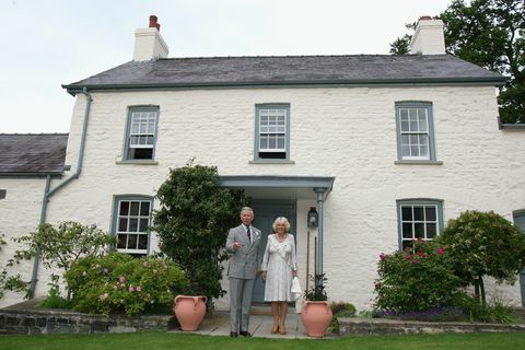 Charles und Camilla vor ihrem walisischen Zuhause ﻿llwynywermod