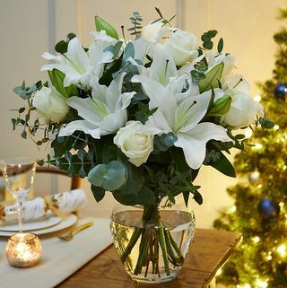 Winterstrauß aus weißen Rosen und Lilien (Lieferung ab 18. November 2021)