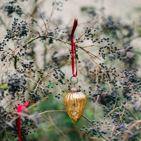 Weihnachtsgartendekoration Christbaumkugel am Baum