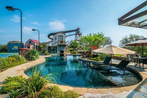 Pool und Wasserrutsche auf der Red Sands Ranch in Texas