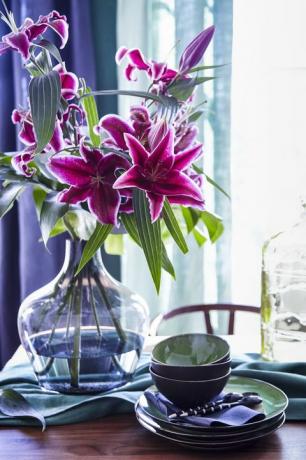 rosa Blumen in der Vase auf Esstisch