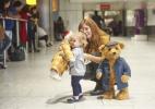 Die Weihnachtsbären des Flughafens Heathrow, Doris und Edward Bair, sind zum Leben erweckt worden